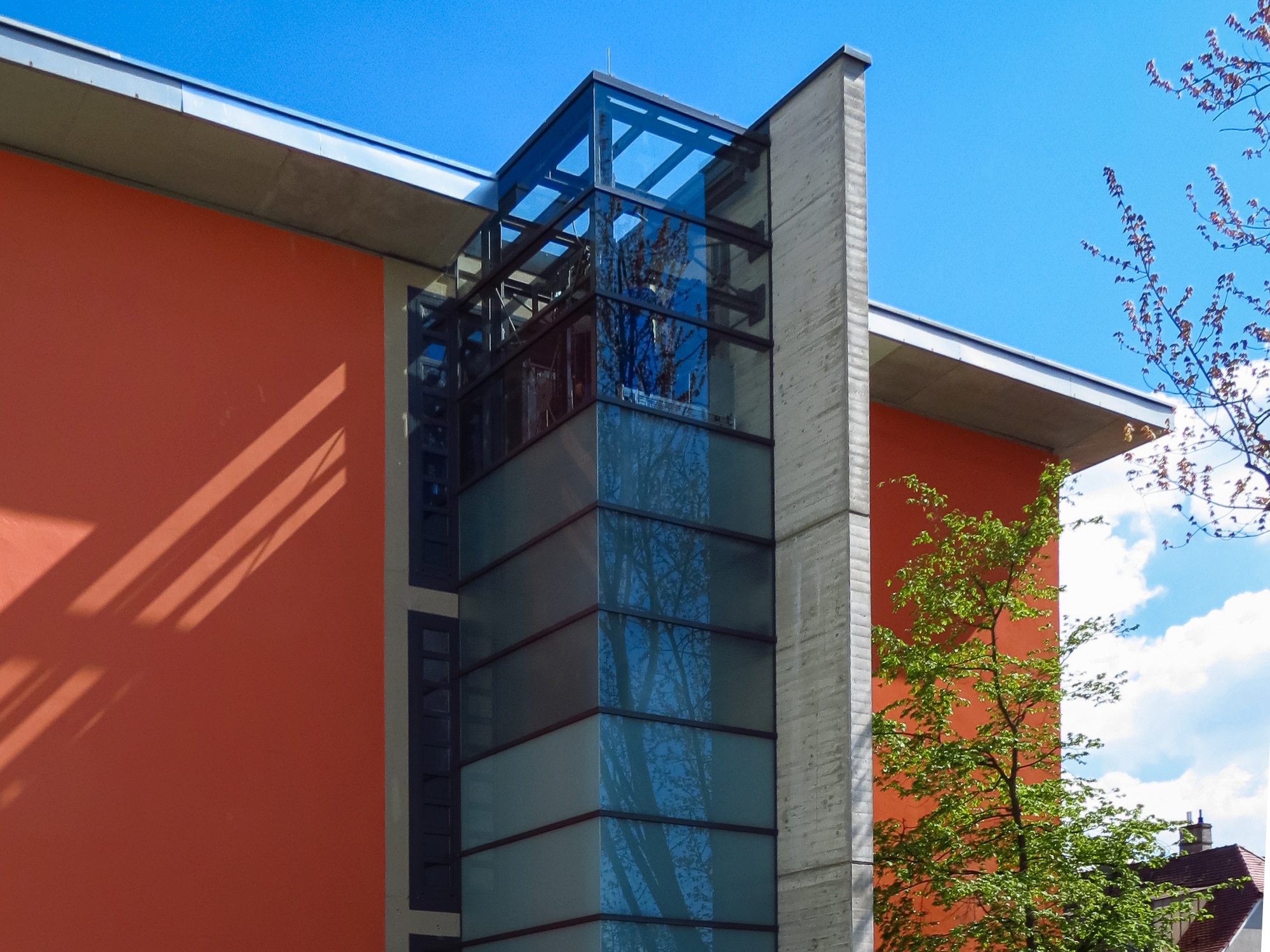 Theologisches Institut FAU Erlangen - Barrierefreier Aufzugsturm mit Glasfassade - Spirituelle Architektur